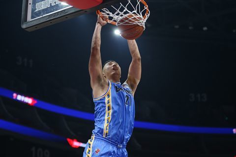 浓眉40+13詹皇14中5獭兔25+8+7湖人不敌绿军　NBA圣诞大战焦点战，湖人主场迎战凯尔特人，湖人上一场终结连败，目前16胜14负排在西部第9位，凯尔特人则是22胜6负高居东部榜首，本场比赛波尔津吉斯迎来复出。